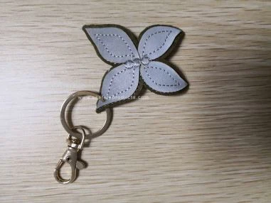 Reflexný vešiak pre bezpečnosť